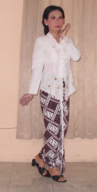 iKebayai putih ikaini batik Jogya priajelita